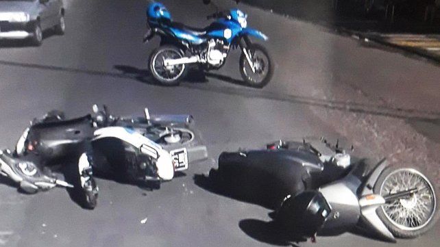 Dos motos chocaron violentamente este martes en calle Laurencena. Una mujer y un joven fueron trasladados al hospital San Martín de Paraná