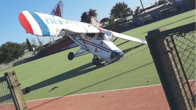Las avioneta clavada de punta después de varias maniobras para un aterrizaje de emergencia.