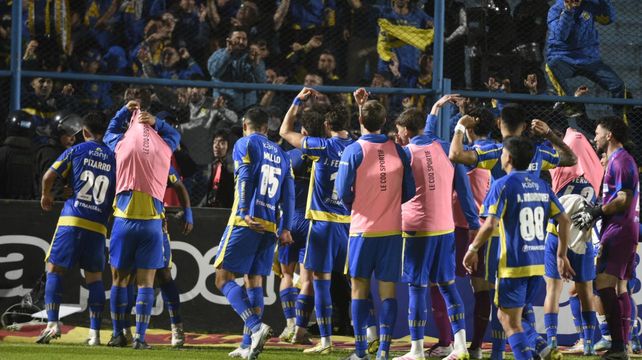 Los jugadores de Central celebran el triunfo en Tucumán. Ahora vienen tres fechas decisivas del Clausura y la tabla anual.