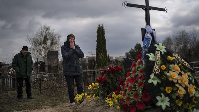Una mujer llora junto a la tumba de su hijo Oleksandr