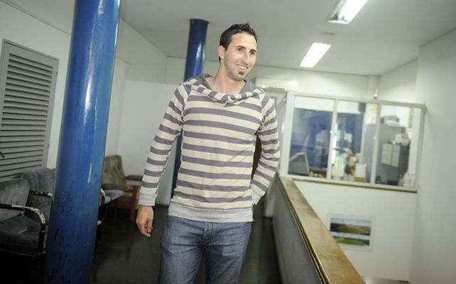 Donatti sale de la reunión con Norberto Speciale en la sede auriazul. Llegó a préstamo por una temporada. (Foto: M. Sarlo)