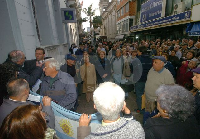 De archivo. Jubilados movilizados a la sede de la Anses local reclaman por sus derechos. UNO de Santa Fe/Manuel Testi