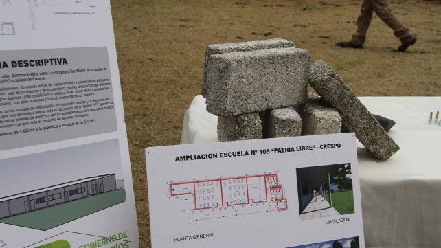 En Crespo empezó la primera obra de ampliación de una escuela del país con ladrillos PET.&nbsp;