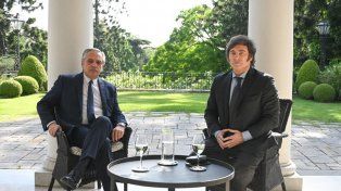 Foto oficial de la transición entre Alberto Fernández y Javier Milei