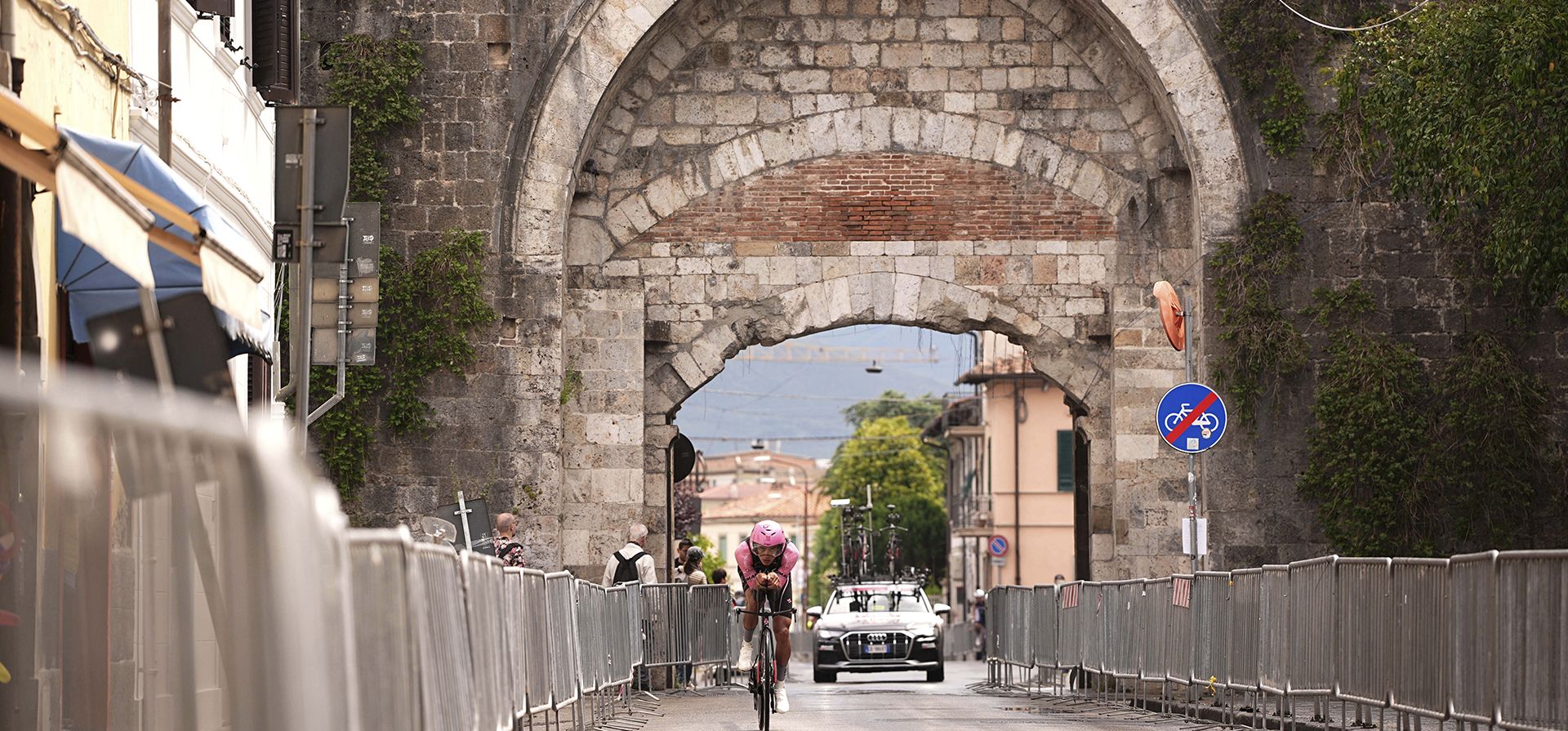 El mexicano Isaac Del Toro pedalea mientras calienta antes de la décima etapa del Giro de Italia, una contrarreloj individual de Lucca a Pisa, Italia, el martes 20 de mayo de 2025. (Marco Alpozzi/LaPresse vía AP) El mexicano Isaac Del Toro pedalea mientras calienta antes de la décima etapa del Giro de Italia, una contrarreloj individual de Lucca a Pisa, Italia, el martes 20 de mayo de 2025. (Marco Alpozzi/LaPresse vía AP)