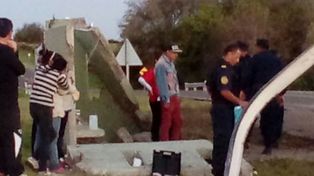 Cuatro personas esperaban el colectivo cuando un camión destrozó la garita