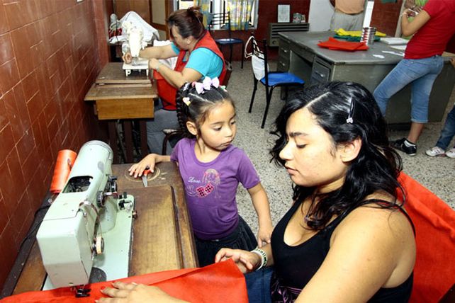 Jóvenes de La Casa de Juan Diego hacen mochilas para las Colonias Municipales