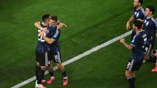 El abrazo del Toro Martínez y Lo Celso, dos de los autores de los goles de Argentina ante Jordania. El otro: Lionel Messi, claro. Ahora, Cabo Verde.