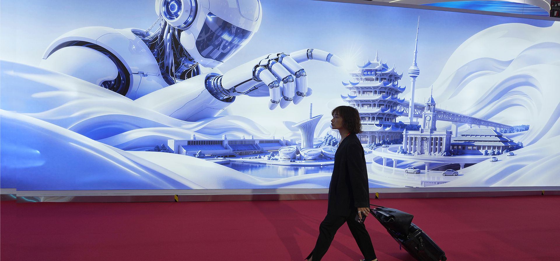 Una mujer pasa junto a un mural que representa a un robot humanoide que se alza imponente sobre lugares emblemáticos en la Exposición Internacional de la Cadena de Suministro de China en Pekín, el lunes 22 de junio de 2026. (Foto AP/Ng Han Guan) Una mujer pasa junto a un mural que representa a un robot humanoide que se alza imponente sobre lugares emblemáticos en la Exposición Internacional de la Cadena de Suministro de China en Pekín, el lunes 22 de junio de 2026. (Foto AP/Ng Han Guan)