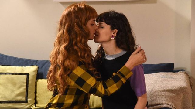 El primer beso de Jazmín (Julieta Nair Calvo) y Flor (Violeta Urtizberea) en Las Estrellas
