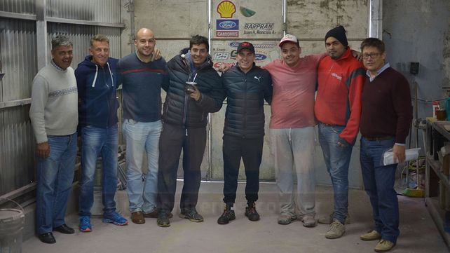 Hay equipo. Mariano Werner ayer en el taller con parte de su team que está trabajando en la puesta a punto del Ford del TC.&nbsp;