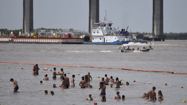 Los rosarinos buscaron la costa del rio para mitigar el calor