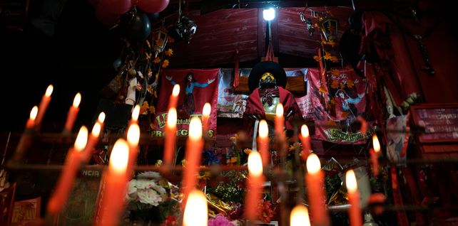 Velas colocadas por devotos adornan el santuario del santo argentino 