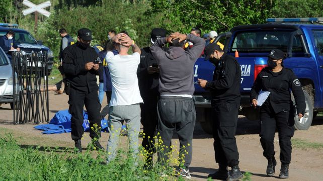 Los familiares de Brian Molina observan a la distancia la escena del doble crimen en un camino rural entre Pérez