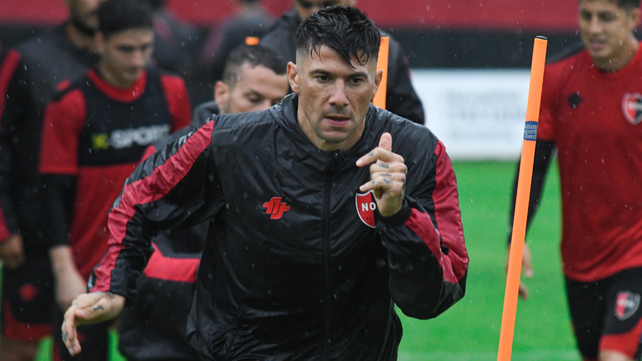 Víctor Cuesta cumple con uno de los ejercicios programados por el cuerpo técnico de Newell's.