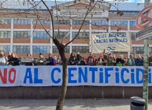 Científicos: Ningún país se desarrolla destruyendo su inteligencia colectiva
