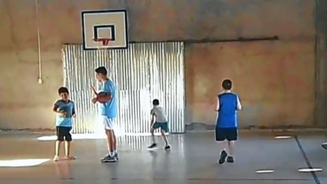 Atenas de Santo Tomé inició su Escuelita de Básquet con nutrida participación.&nbsp;