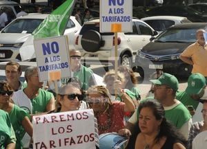 Marchan contra el aumento del agua