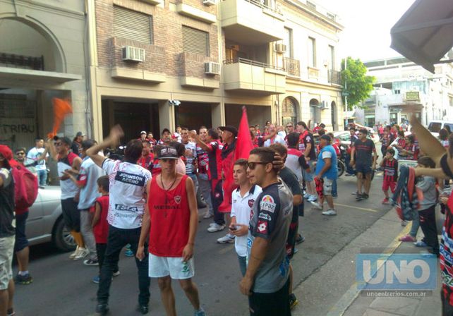 Banderazo de apoyo al #PatrónDelAscenso antes de la semifinal