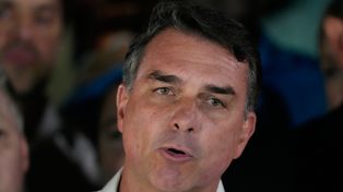 Denuncian penalmente a Milei por facilitar la huida de Flávio Bolsonaro