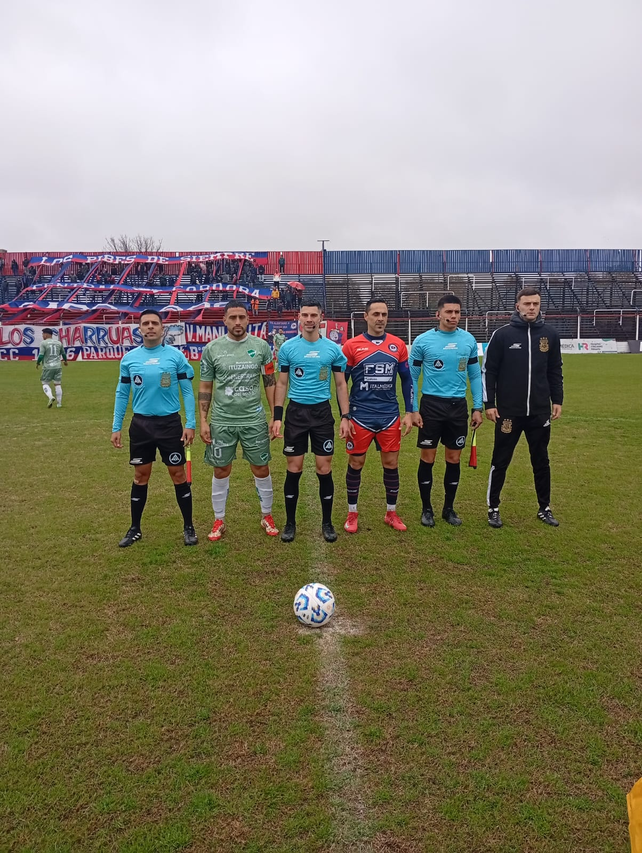 Arbitros y capitanes en el Gabino Sosa.