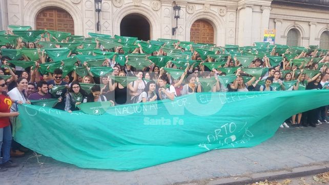 Pañuelazo: la Explanada de la UNL se tiñó de verde por el aborto legal