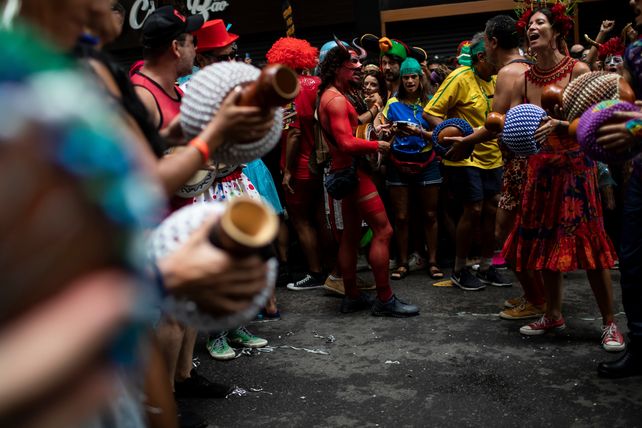 Escuelas de samba exclusivas de mujeres desafiarán en el carnaval de Río