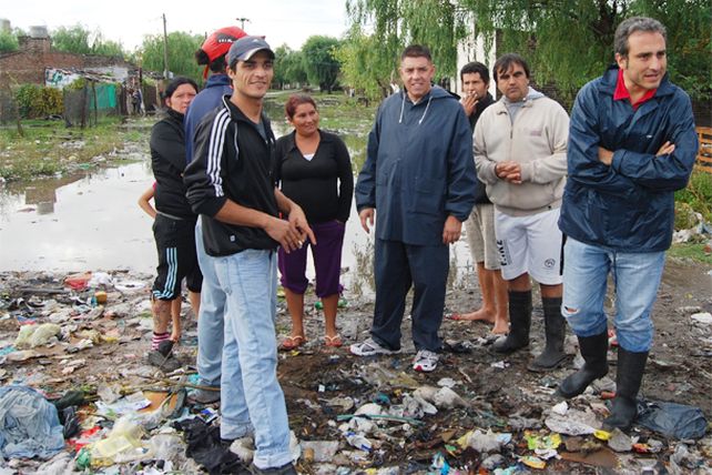 Cachi Martínez recorrió las zonas afectadas por las lluvias en la capital provincial