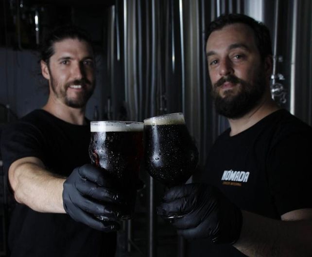 Claudio Banducci junto a Santiago Comba, fundadores de la marca de cerveza Nómada.
