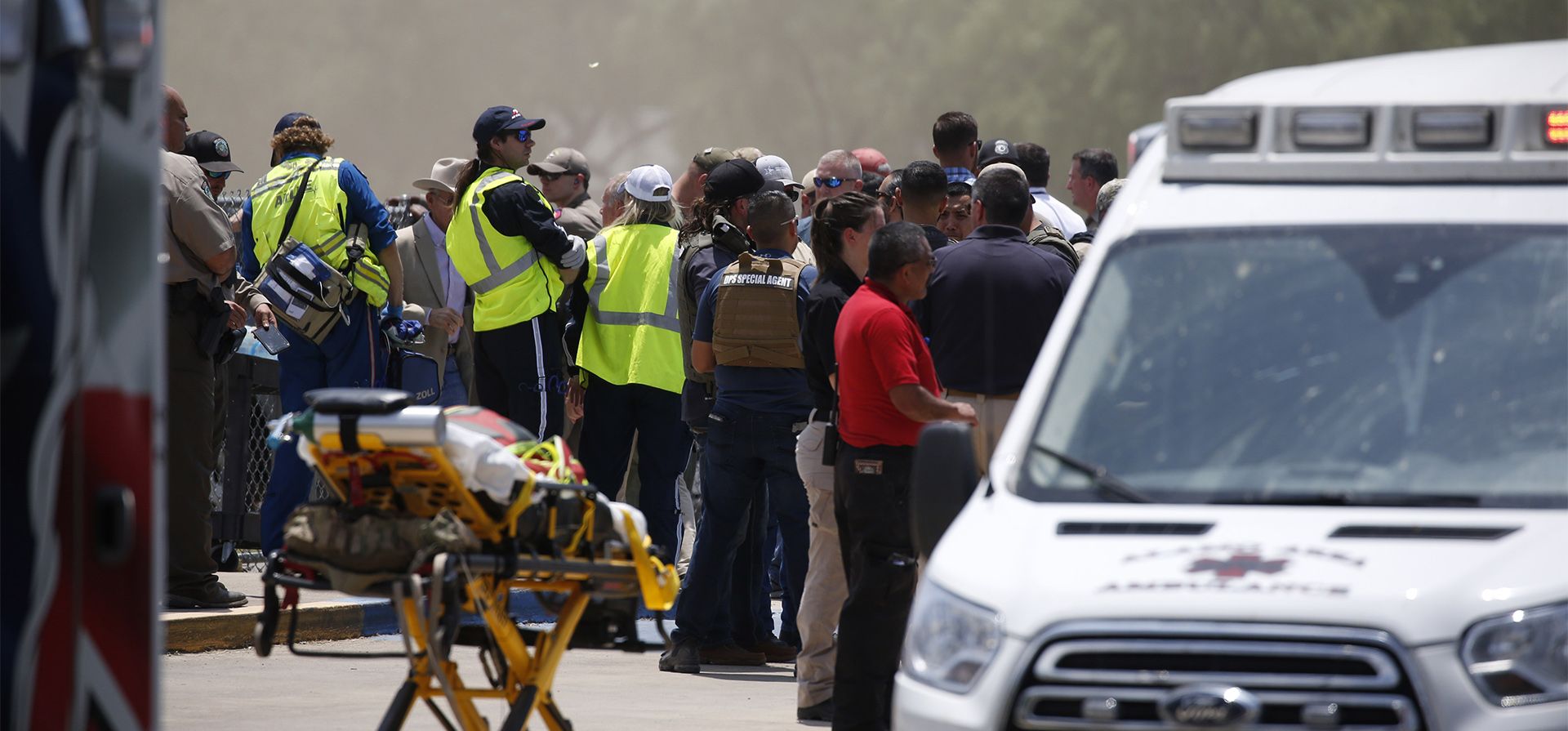 La escuela festejaba el martes el último día de clases. Padres e hijos habían acudido a una ceremonia de fin de curso y a recoger los diplomas. El centro, ubicado en un extenso terreno en un barrio de casas de una sola planta de clase media-baja, solo contaba con tres grados, de segundo a cuarto de educación básica. Los alumnos, por tanto, tenían entre 8 y 10 años.