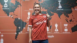 Oficial. Virginia Coronel posó con los colores del conjunto de Avellaneda y está lista para darlo todo en el campo de juego.