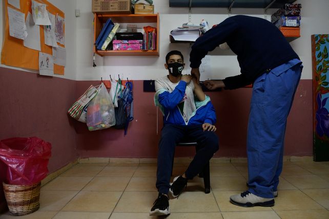La vacunación demuestra ser vital para la baja de casos. Aquí