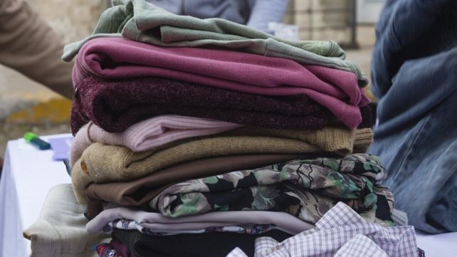 La campaña municipal convoca a donar ropa y calzado en desuso para personas en situación de calle.
