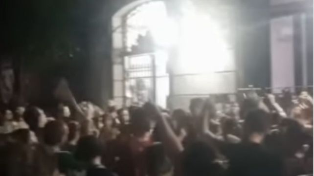 Un grupo de manifestantes se reunió frente a la comisaría 2º con cánticos contra el gobernador Maximiliano Pullaro.&nbsp;