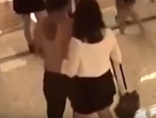 La pareja cuestionada por los ocupantes del hotel. Hubo agresión física.
