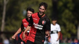 Néstor Boretto festeja su gol ante el conjunto guaraní. Newells va por la Copa de Oro