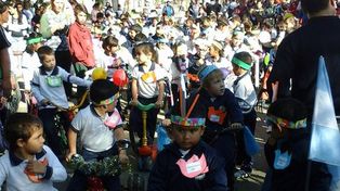 Los chicos de Yapeyú festejaron paseando en bici por el barrio