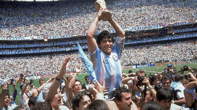 El festejo de Diego Armando Maradona con la copa del Mundial de México 86
