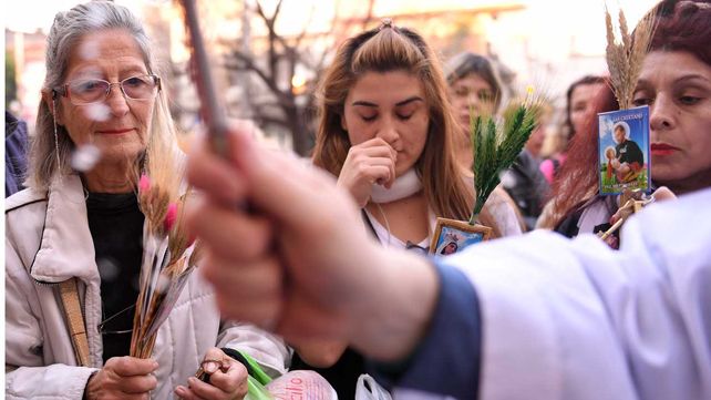 San Cayetano: miles de fieles se movilizan para pedirle al santo cristiano por trabajo y salud