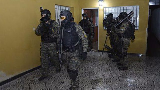 Pertrechados. Al menos 200 efectivos llevaron adelante los operativos de ayer en unos 40 domicilios.