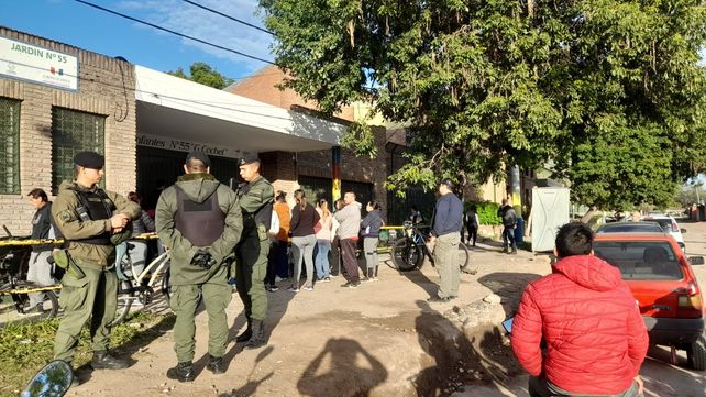 Efectivos de Gendarmería Nacional este viernes frente al jardín de infantes de Seguí y Grandoli. Muy cerca de allí ayer hubo la balacera delante de niños. 