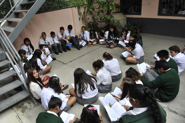 “Aprender a leer literatura supone leer muchos libros. Eso facilita luego el acceso a lecturas más complejas”