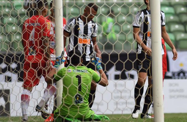 Mineiro guardó todo y con suplentes empató antes de venir a Santa Fe
