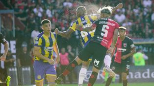 Jaminton Campaz se anticipa a Ever Banega y marca el segundo tanto canalla en el clásico rosarino.