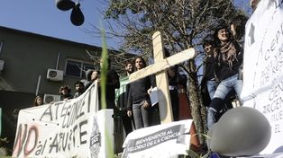 Científicos del Conicet protestan con un velorio de la ciencia
