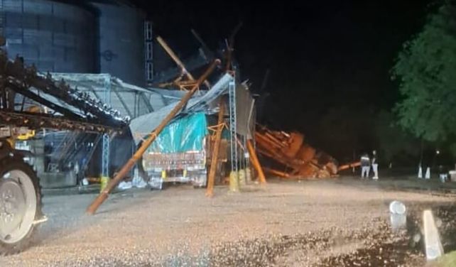 Las ráfagas de viento superaron los 90 kilómetros por hora y provocaron roturas en una acopiadora de cereales de Carlos Pellegrini.