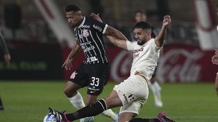 El jugador de Corinthians Ruan Oliveira intenta progresar con la pelota. &nbsp;