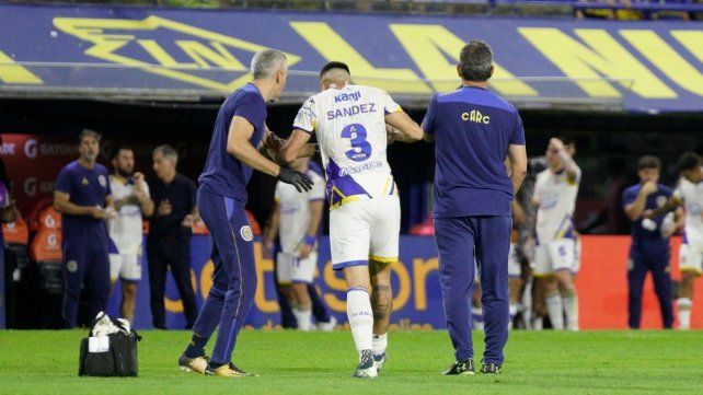 Agustín Sández se retira con problemas de la Bombonera. Habrá que ver si los tiempos le dan para el próximo partido de Rosario Central ante Talleres.