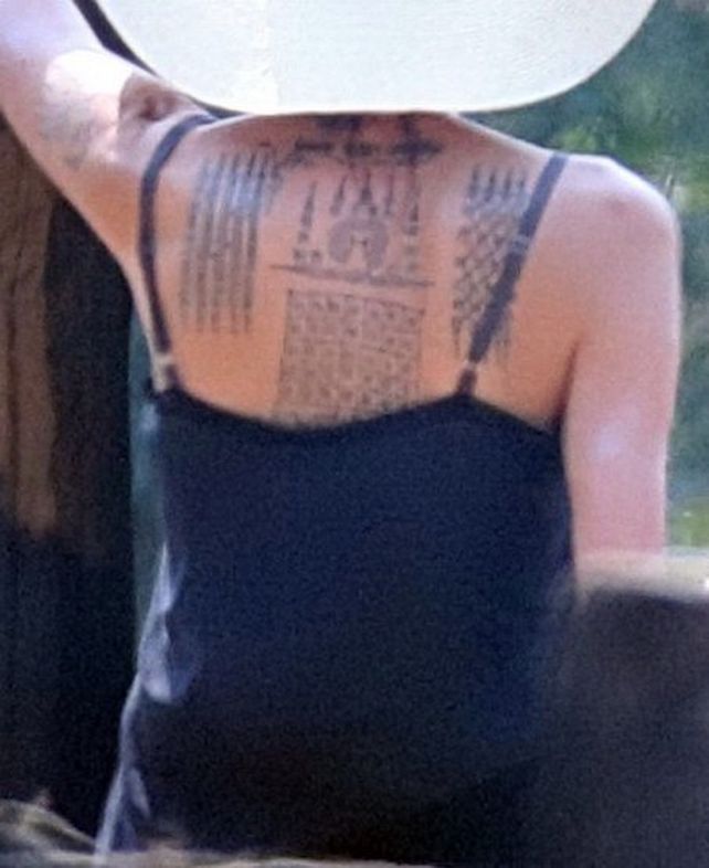 Los nuevos tatuajes místicos de Angelina Jolie