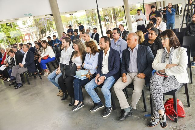 Los representantes del Colegio de Farmacéuticos en primer plano. 